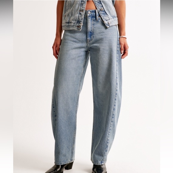 NWT Abercrombie Mid Rise Barrel Jeans - Picture 2 of 5